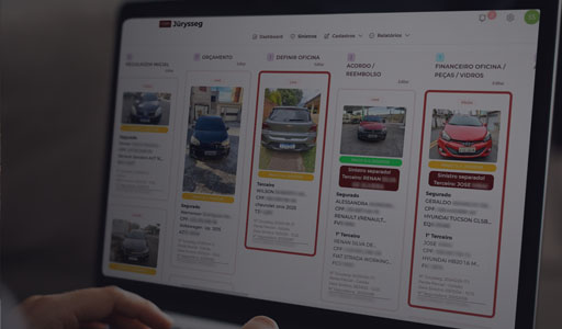 pessoa realizando gestão de sinistros terceirizada através de um laptop na plataforma jurysseg gestão de sinistros